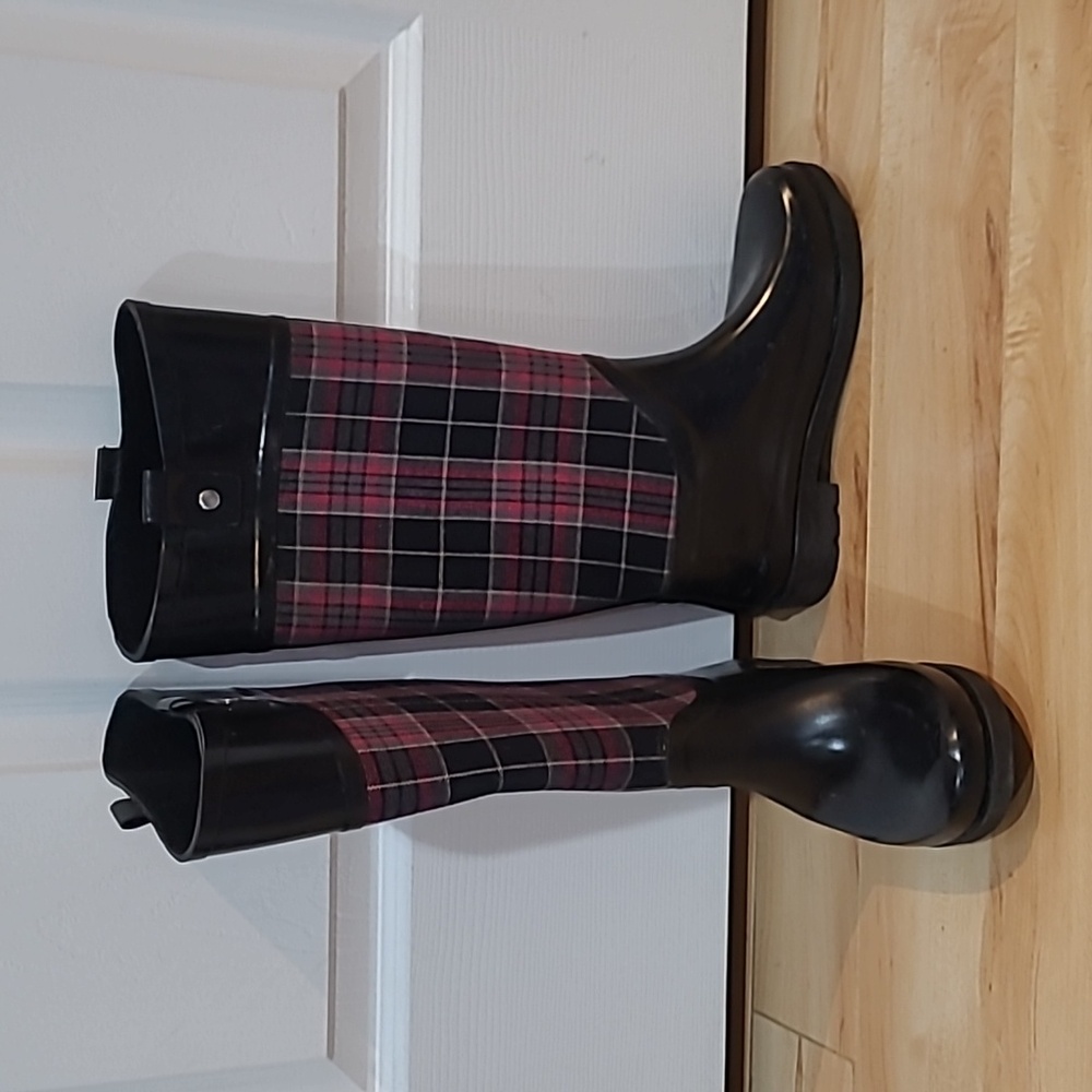 Women's size 6 DC rubber boots